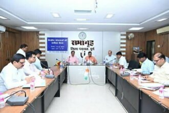 केंद्रीय इस्पात एवं ग्रामीण विकास राज्य मंत्री फग्गन सिंह कुलस्ते ने ली समीक्षा बैठक, हितग्राहियों से भी मिले