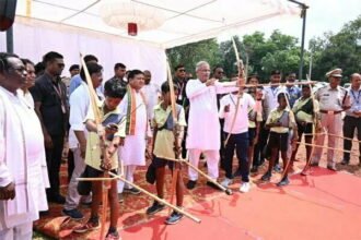 सीएम बघेल ने तीरंदाजी में आजमाया हाथ, प्रशिक्षण ले रहे बच्चों से मिले मुख्यमंत्री
