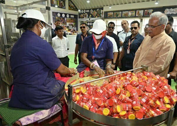 दुनिया भर में बिखर रहे आपकी मेहनत के रंग, उत्पादक से निर्यातक तक लंबी दूरी तय की दीदियों ने