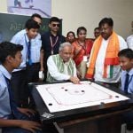 मुख्यमंत्री ने बच्चों संग पिठ्ठुल पर मारी गेंद, खेला सांप-सीढ़ी, लूडो, कैरम और चेस पर हाथ आजमाया, अंक ज्ञान का खेला खेल