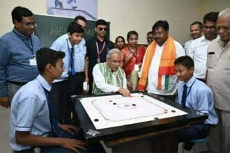 मुख्यमंत्री ने बच्चों संग पिठ्ठुल पर मारी गेंद, खेला सांप-सीढ़ी, लूडो, कैरम और चेस पर हाथ आजमाया, अंक ज्ञान का खेला खेल