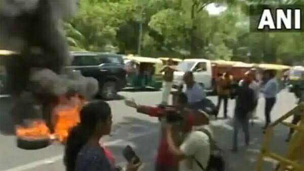 राहुल से पूछताछ पर बवाल, उग्र हुए कांग्रेसी, ईडी दफ्तर के बाहर टायरों में लगाई आग