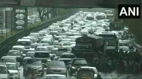 मानसून की बारिश में भीगने से पहले ही डूबने लगी दिल्ली, लोग परेशान