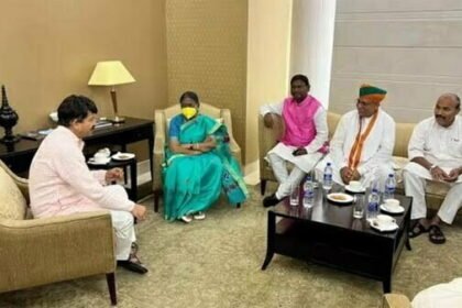 ओडिशा से दिल्ली पहुंचीं द्रौपदी मुर्मू, कल भर सकती हैं राष्ट्रपति पद का नामांकन