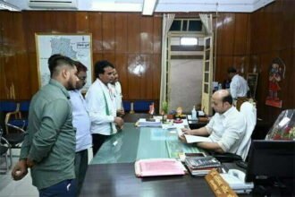 कलेक्टर जनदर्शन में पहुंच फरियादी: मंदिर के सामने की सार्वजनिक भूमि में अवैध कब्जे की शिकायत