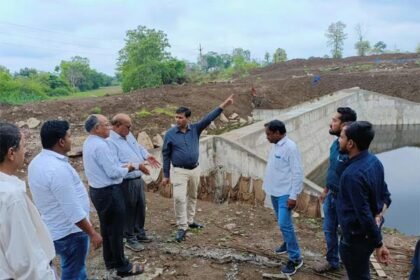 पुलगांव नाला डायवर्सन का कार्य लगभग 70 प्रतिशत पूर्ण महापौर ने किया अफसरों के साथ निरीक्षण