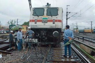संटिंग के दौरान बेपटरी हुई इलेक्ट्रिक लोको इंजन, तकनीकी टीम वापस पटरी पर लाने में जुटी