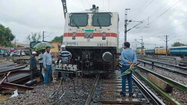 संटिंग के दौरान बेपटरी हुई इलेक्ट्रिक लोको इंजन, तकनीकी टीम वापस पटरी पर लाने में जुटी