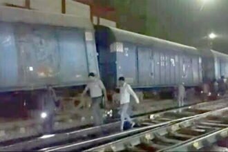 रेल हुई डिरेल: बिलासपुर में पटरी से उतरे मालगाड़ी के छह डब्बे, खंभे क्षतिग्रस्त, कई ट्रेनें प्रभावित