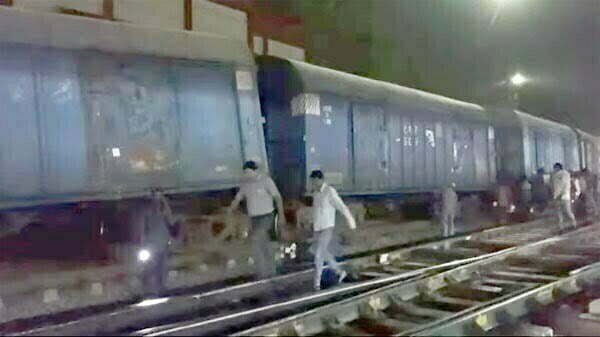 रेल हुई डिरेल: बिलासपुर में पटरी से उतरे मालगाड़ी के छह डब्बे, खंभे क्षतिग्रस्त, कई ट्रेनें प्रभावित