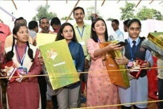 मुख्यमंत्री ने जेईई मेंस, नीट और स्टेट टॉपर स्टूडेंट्स को दिए लैपटॉप और टेबलेट