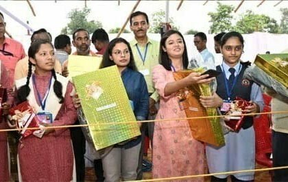 मुख्यमंत्री ने जेईई मेंस, नीट और स्टेट टॉपर स्टूडेंट्स को दिए लैपटॉप और टेबलेट