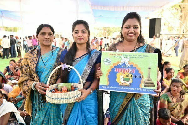 गोधन योजना का श्रीगणेश हुआ तो लक्ष्मी आईं संतोषी समूह की लक्ष्मी के पास