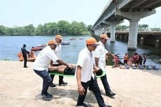 हाईटेक हुआ रेस्क्यू आपरेशन, एनडीआरएफ और एसडीआरएफ की टीम ने शिवनाथ नदी में किया माकड्रिल, कलेक्टर भूरे भी रहे मौजूद