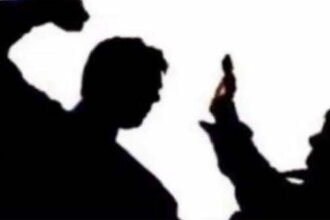 महिला के साथ पकड़े गए तीन पटवारी, पत्नी और ग्रामीणों ने जमकर लात-घूंसो से पीटा