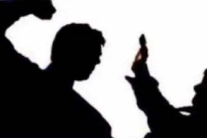 महिला के साथ पकड़े गए तीन पटवारी, पत्नी और ग्रामीणों ने जमकर लात-घूंसो से पीटा