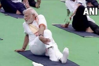कश्मीर से कन्याकुमारी तक योग दिवस की धूम, पीएम मोदी और राष्ट्रपति कोविंद ने भी किया योगासन