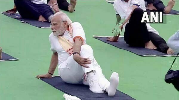 कश्मीर से कन्याकुमारी तक योग दिवस की धूम, पीएम मोदी और राष्ट्रपति कोविंद ने भी किया योगासन