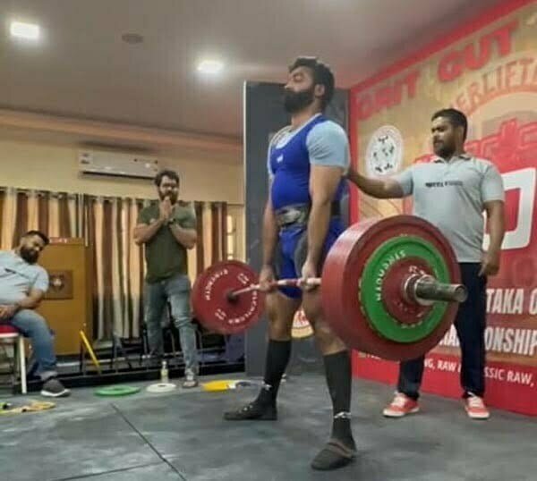 150 प्रतिभागियों को पछाड़कर हासिल किया गोल्ड, पावर लिफ्टिंग में दिखाया दम