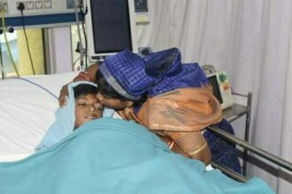 मां की नजरें बेटे से हट नहीं रहीं..बोलीं… राहुल को खुद भगवान ने बचाया जो दिन-रात, भूखे-प्यासे, बिना सोये रेस्कयू में लगे थे