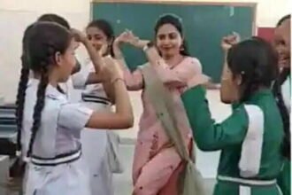 स्टूडेंट्स के साथ 'कजरा मोहब्बत वाला' पर थिरकीं टीचर, सोशल मीडिया पर वीडियो वायरल, यूजर्स बोले- आपको सलाम, देखें वीडियो