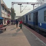 एक्सप्रेस व लोकल ट्रेनों में चला सरप्राइज़ चेकिंग, धरे गए बेटिकट सैकड़ों यात्री