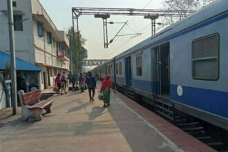 एक्सप्रेस व लोकल ट्रेनों में चला सरप्राइज़ चेकिंग, धरे गए बेटिकट सैकड़ों यात्री