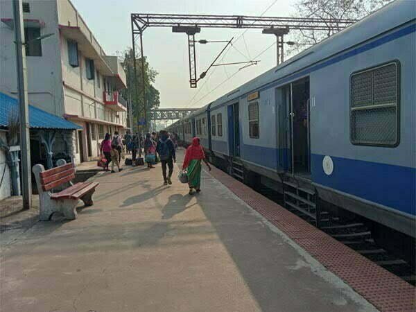 एक्सप्रेस व लोकल ट्रेनों में चला सरप्राइज़ चेकिंग, धरे गए बेटिकट सैकड़ों यात्री