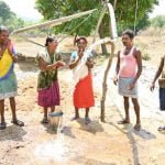 पहली बार खेत में लगे सोलर पंप से पानी निकला तो किसान हुए भावुक, पानी को हाथ जोड़ किया प्रणाम