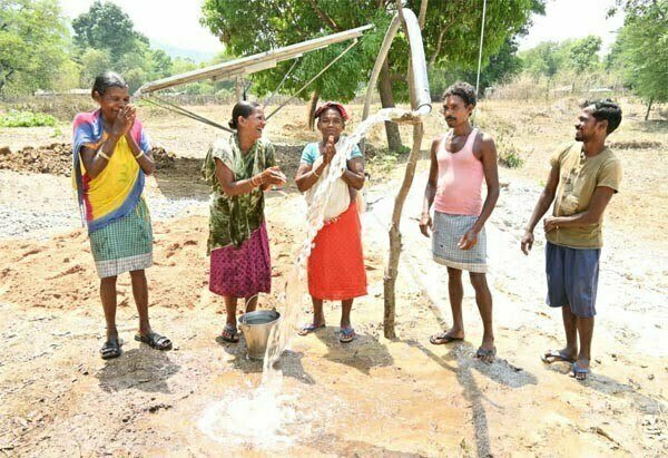 पहली बार खेत में लगे सोलर पंप से पानी निकला तो किसान हुए भावुक, पानी को हाथ जोड़ किया प्रणाम