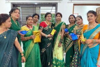 पहला सावन मिलन समारोह में आकर्षक ग्रीन वेशभूषा में नजर आईं महिलाएं