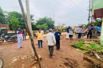 सड़क पर कचरा फैलाकर व्यवसाय करने वाले व्यवसायी को दी गई समझाइश, दोबारा फेंका तो होगी जुर्माने की कार्रवाई