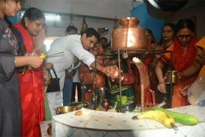 विधायक देवेन्द्र यादव ने महादेव की पूजा-अर्चना कर भिलाईवासियों की सुख शांति समृद्धि और बेहतर स्वास्थ्य की कामना की