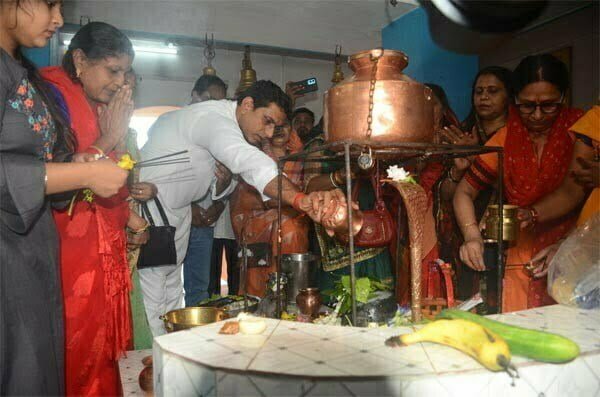 विधायक देवेन्द्र यादव ने महादेव की पूजा-अर्चना कर भिलाईवासियों की सुख शांति समृद्धि और बेहतर स्वास्थ्य की कामना की