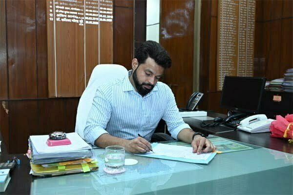 जिले के नये कलेक्टर पुष्पेंद्र कुमार मीणा ने संभाला पदभार