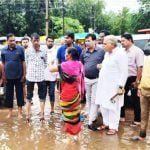 बारिश के बीच विद्यायक, महापौर व आयुक्त ने किया जल भराव क्षेत्र का दौरा