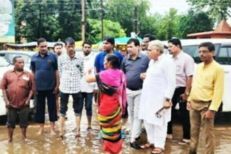 बारिश के बीच विद्यायक, महापौर व आयुक्त ने किया जल भराव क्षेत्र का दौरा