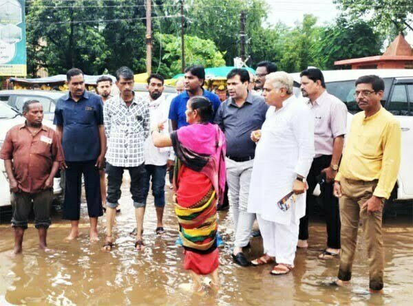 बारिश के बीच विद्यायक, महापौर व आयुक्त ने किया जल भराव क्षेत्र का दौरा