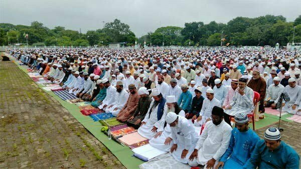 ईद मुबारक: उत्साह के साथ मना ईद, नमाज अदा कर मांगी गई अमन चैन की दुआ