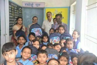 जीई फाउंडेशन की नेक पहल: शिक्षण सामग्री मिली तो खिल उठे बच्चों के चेहरे