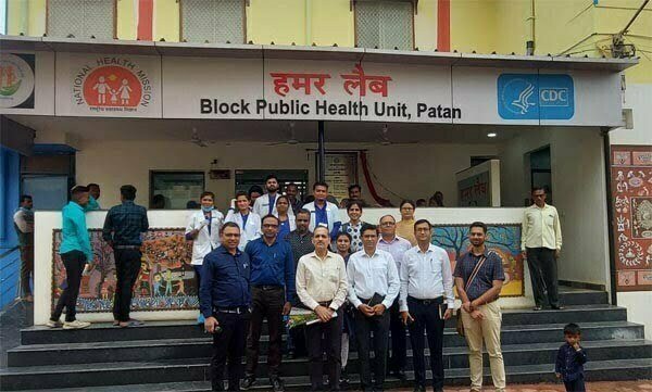 दिल्ली से आई विशेषज्ञों की टीम ने देखा 'हमर लैब' बेहतर सुविधा के लिए दी बधाइयां