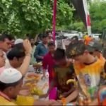 मिसाल: मुस्लिम समुदाय के लोगों ने किया कांवडिय़ों का स्वागत, साम्प्रदायिक सौहार्द की देश भर में हो रही चर्चा