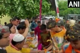 मिसाल: मुस्लिम समुदाय के लोगों ने किया कांवडिय़ों का स्वागत, साम्प्रदायिक सौहार्द की देश भर में हो रही चर्चा