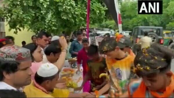 मिसाल: मुस्लिम समुदाय के लोगों ने किया कांवडिय़ों का स्वागत, साम्प्रदायिक सौहार्द की देश भर में हो रही चर्चा