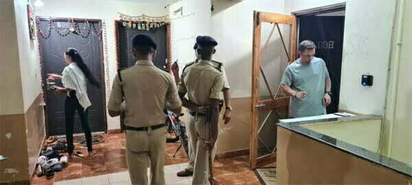 शहर के साढ़े चार सौ घरों में अलसुबह पुलिस ने दी दबिश