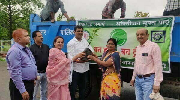 वन होम वन ट्री अभियान की शुरूआत: पौधों का वितरण नहीं उसकी देखभाल की जिम्मेदारी भी ले पार्षद- महापौर