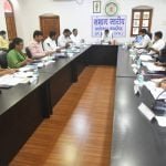 लोगों की बुनियादी समस्याओं को हल करने की दिशा में प्राथमिकता से करें कार्य-संभागायुक्त