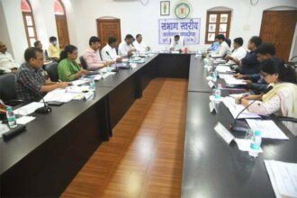 लोगों की बुनियादी समस्याओं को हल करने की दिशा में प्राथमिकता से करें कार्य-संभागायुक्त