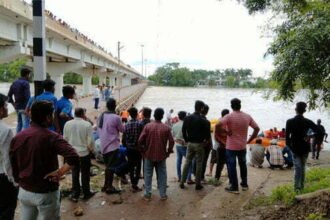 आपरेशन शिवनाथ: तीन लोकल मछुआरों के साथ शिवनाथ में गिरी कार की तलाश जारी, देखे विडियो