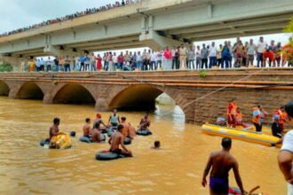 बड़ी खबर: आपरेशन शिवनाथ सफल: लोकल मछुआरों की मदद से शिवनाथ में गिरी कार तीसरे दिन मिली